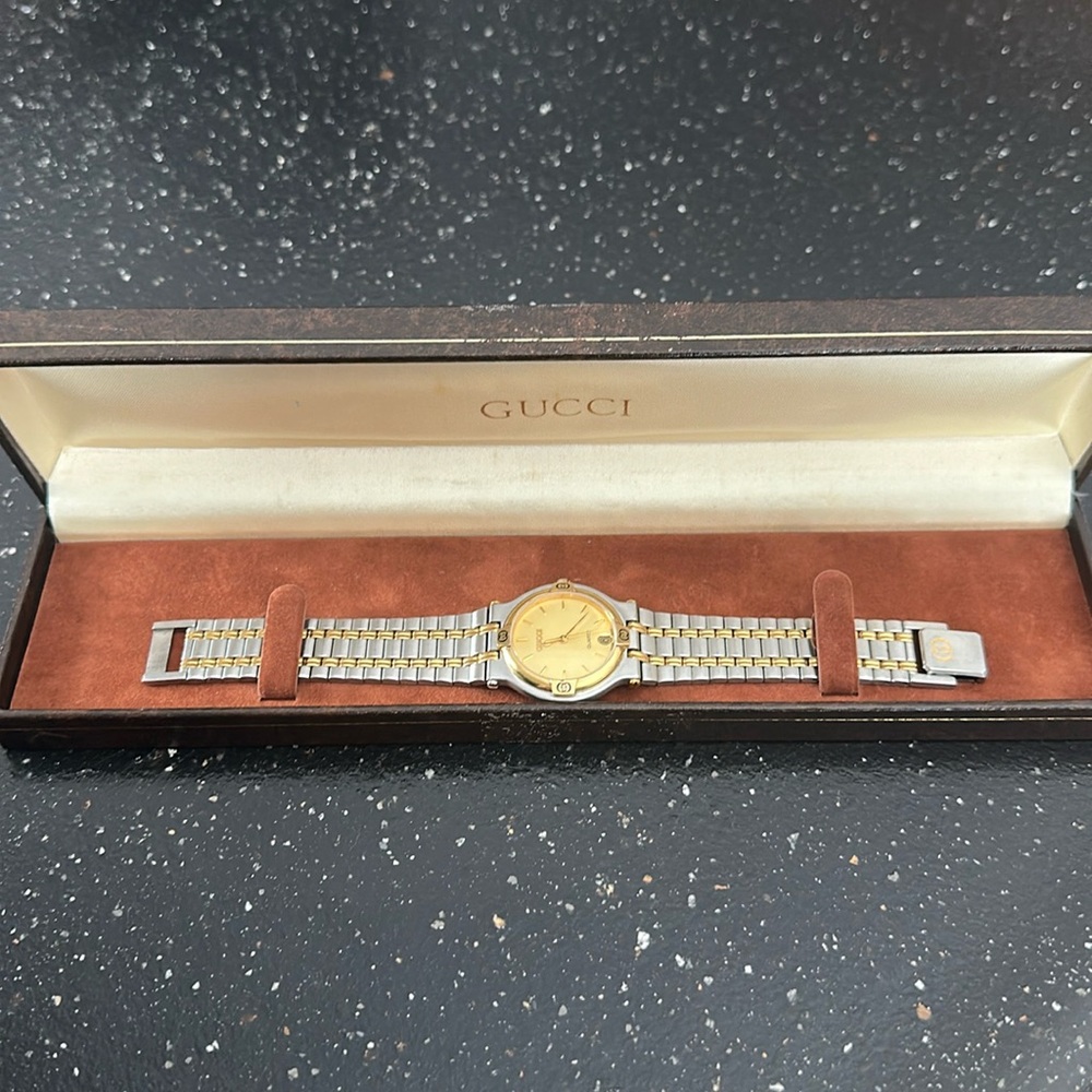Gucci 9000M Unisex 32mm Two-Tone Stainless Gold Wrist Watch
